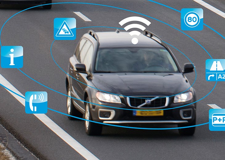 Auto op snelweg met verschillende iconen data-uitwisseling