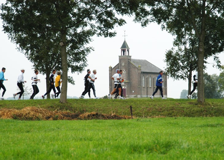 Mensen aan het hardlopen voor kerkje