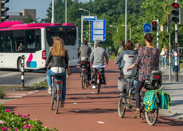 Station Heyendaal met fietsers en bus